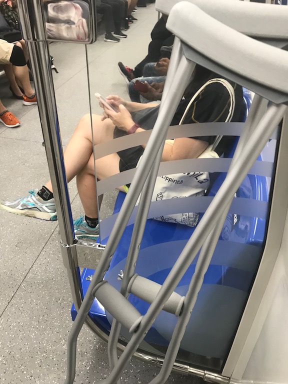 毎日汗だくになって松葉杖と電車通勤