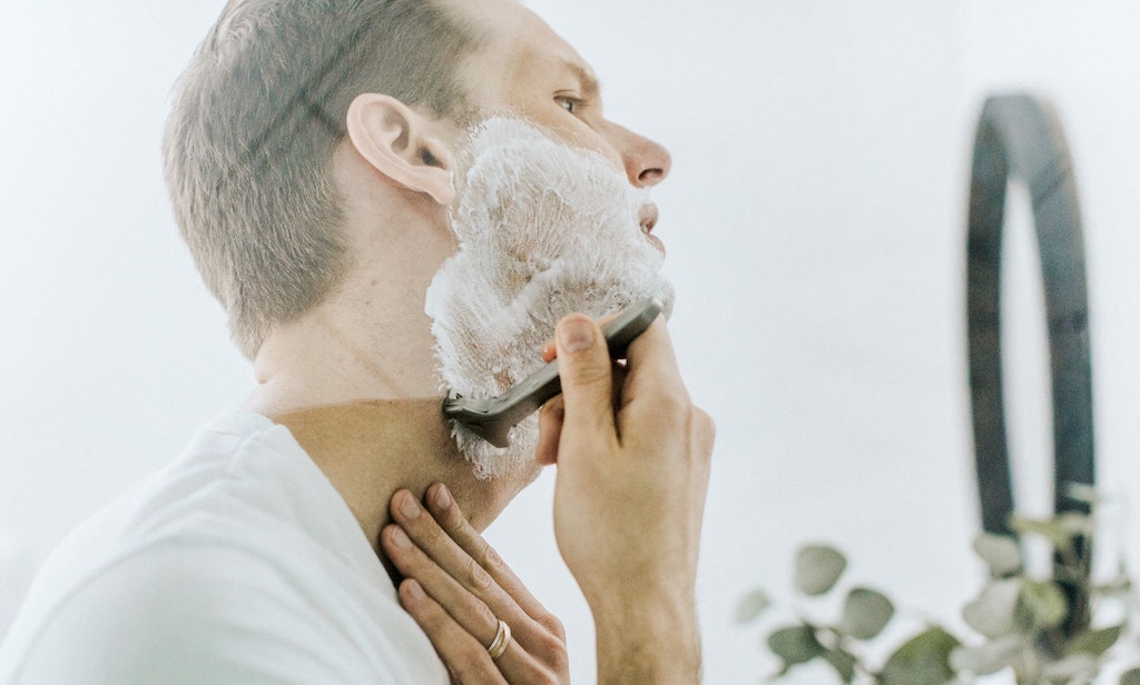 男性はひげ剃りで毎日肌の表面を傷つけて放置している！