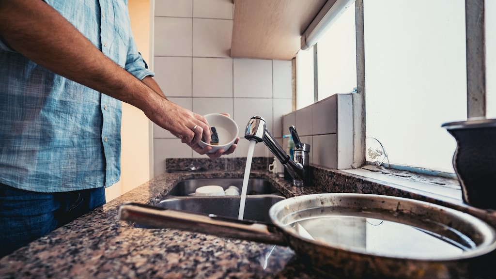 冷たい水や強い洗剤などで毎日手を酷使しているのに手入れしないの？